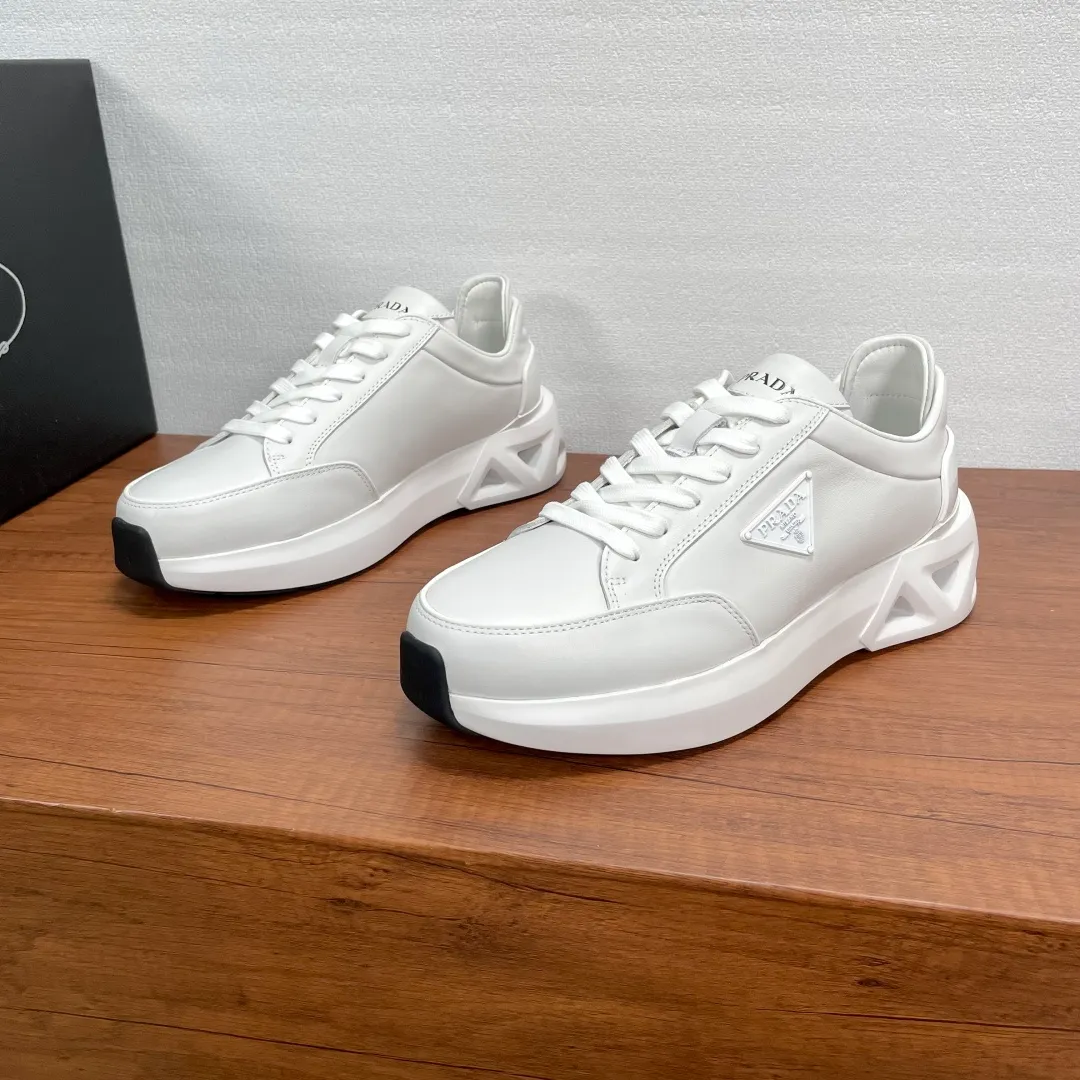 💰780 Code: YS003645 Prada/Prada men's new leather sneakers. This leather sneaker presents a modern version, reinterpreting the brand's archive style with clean lines and smooth details. The shoes are made of imported calf leather, which is fine, soft and resistant to creases. It is decorated with a triangular metal logo on the outside, bright TPU decoration on the heel, and a longer and padded inner heel design, making it more comfortable to wear. The tongue is decorated with a silk-screen logo, and is paired with a hollow rubber sole on the heel. The full cowhide lining comes standard with logo cowhide feet, making the upper foot more comfortable, versatile and durable! Comes with full original packaging! Code number: 39-40-41-42-43-44 Standard leather shoe size (45 can be customized and does not support returns) Item number: 2EE918 leather white